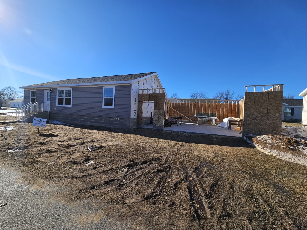 LOT53 EXTERIOR RIGHT CORNER AS OF 2.2.24 — Phil & Lee's Homes, Escanaba MI